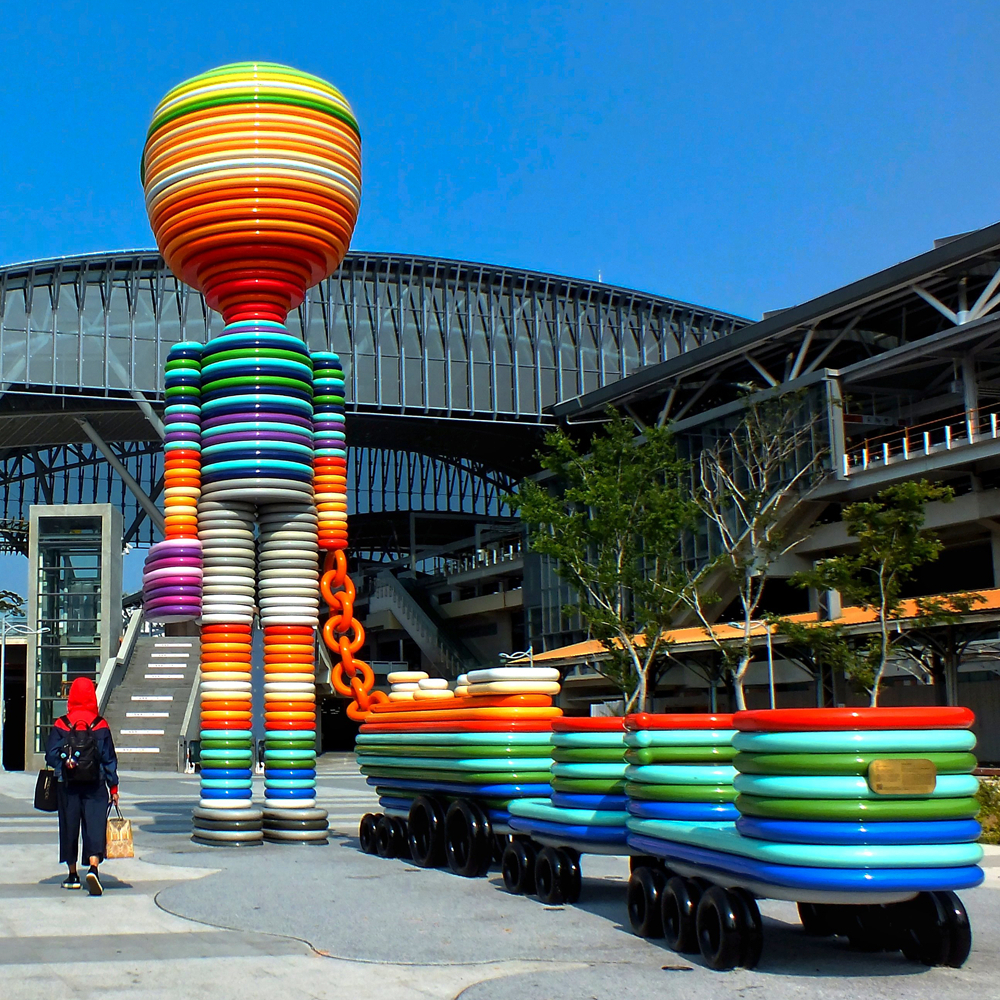 台中火車站前
名為期待的巨型人偶